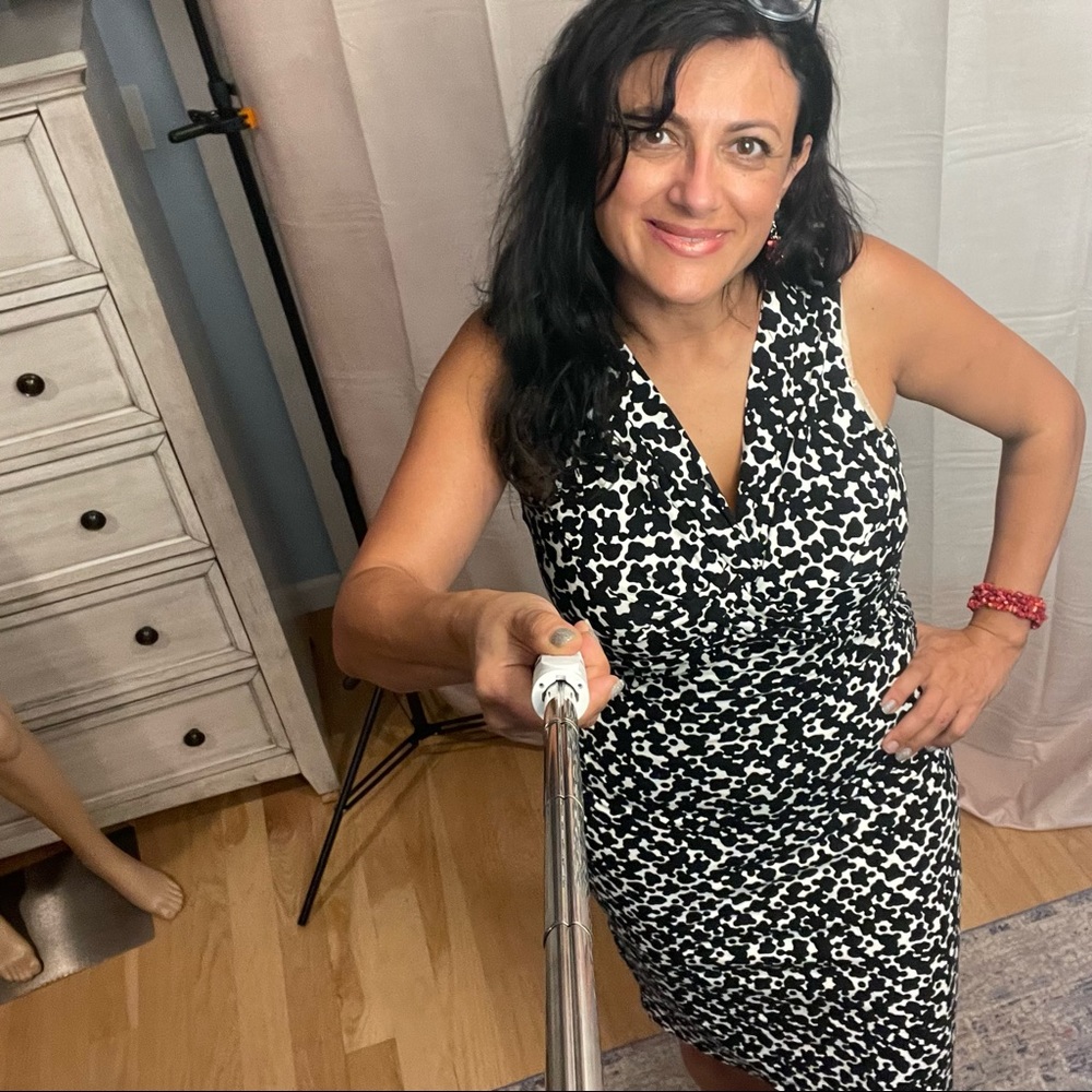 ANN TAYLOR. Elegant bodycon dress in a stretchy material. Flattering!